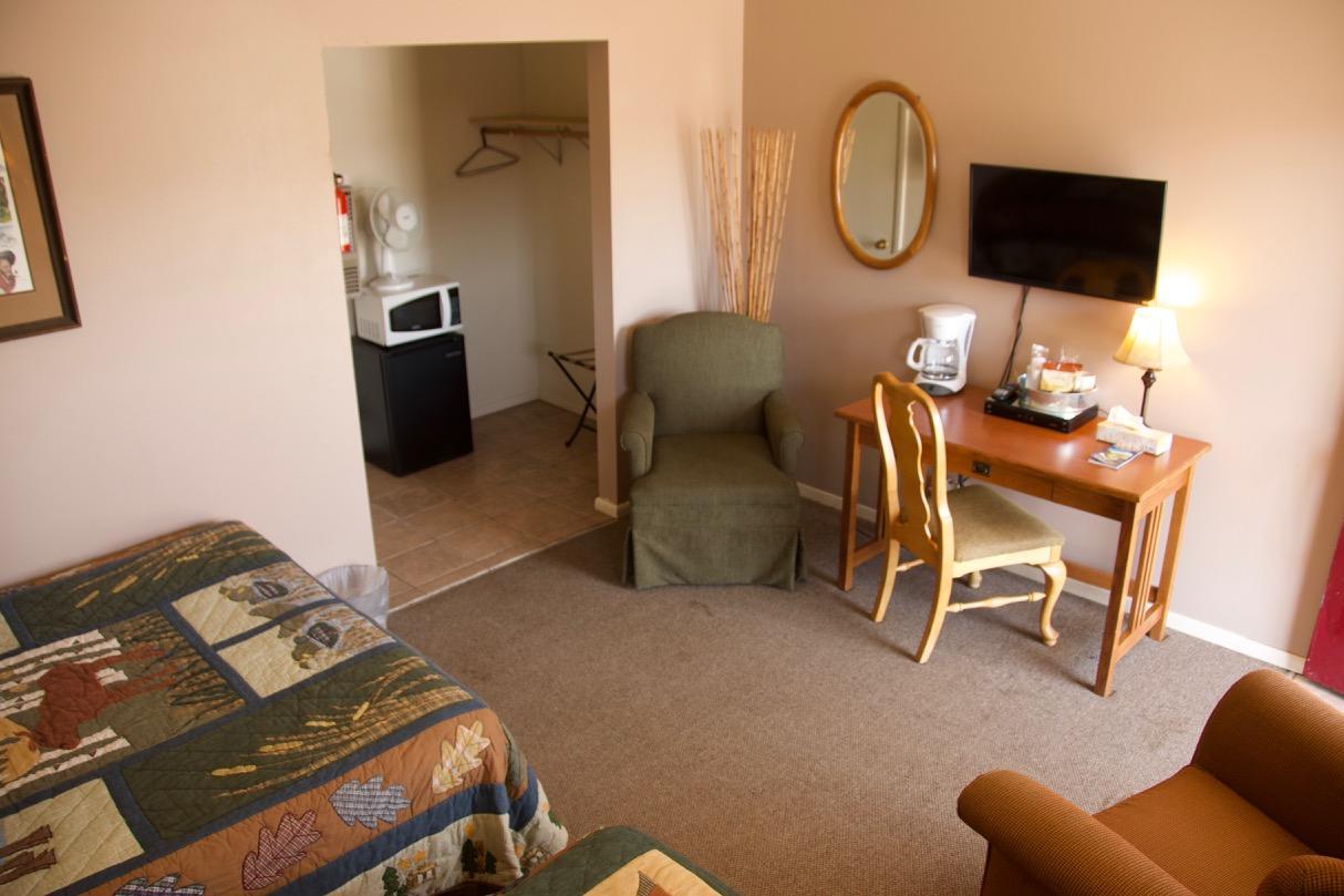 Yellowstone Holiday Motel เวสต์เยลโลว์สโตน ภายนอก รูปภาพ