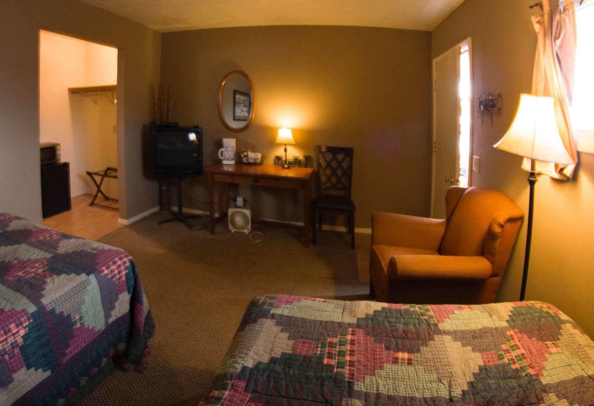 Yellowstone Holiday Motel เวสต์เยลโลว์สโตน ภายนอก รูปภาพ