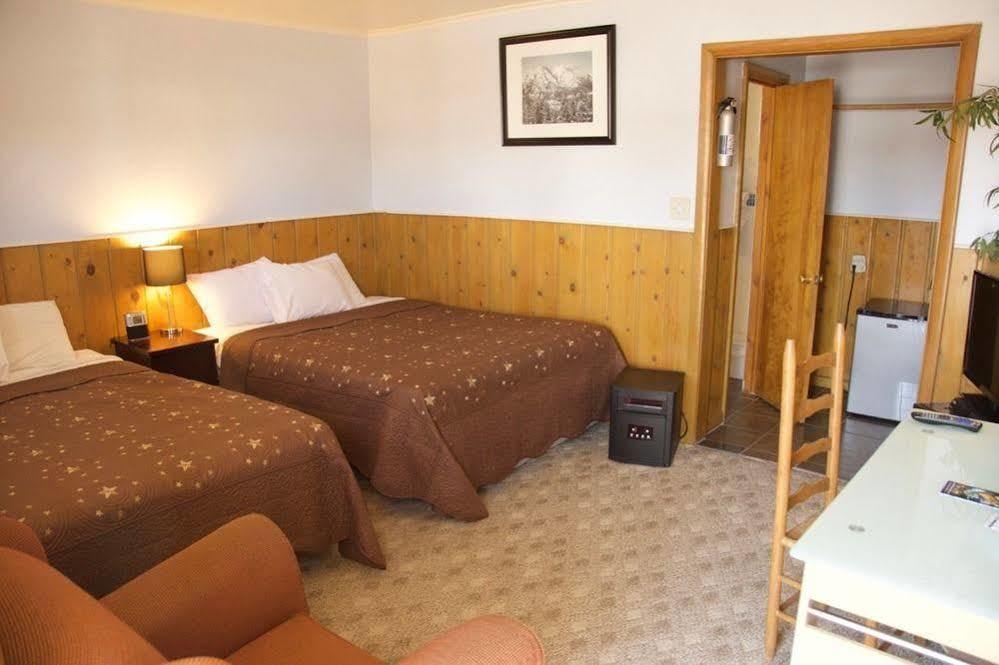 Yellowstone Holiday Motel เวสต์เยลโลว์สโตน ภายนอก รูปภาพ