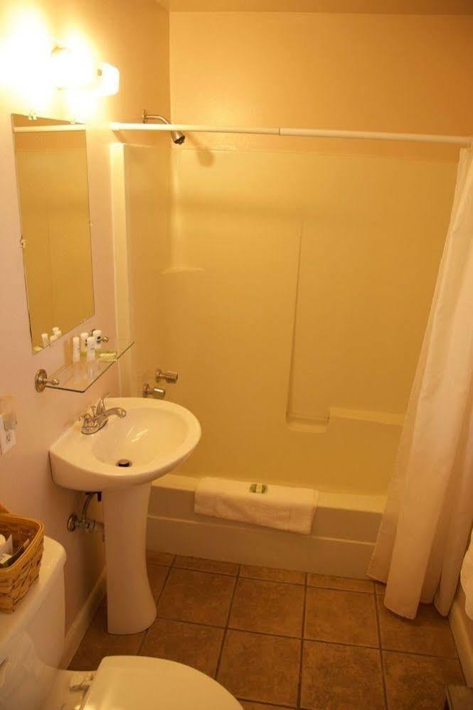 Yellowstone Holiday Motel เวสต์เยลโลว์สโตน ภายนอก รูปภาพ