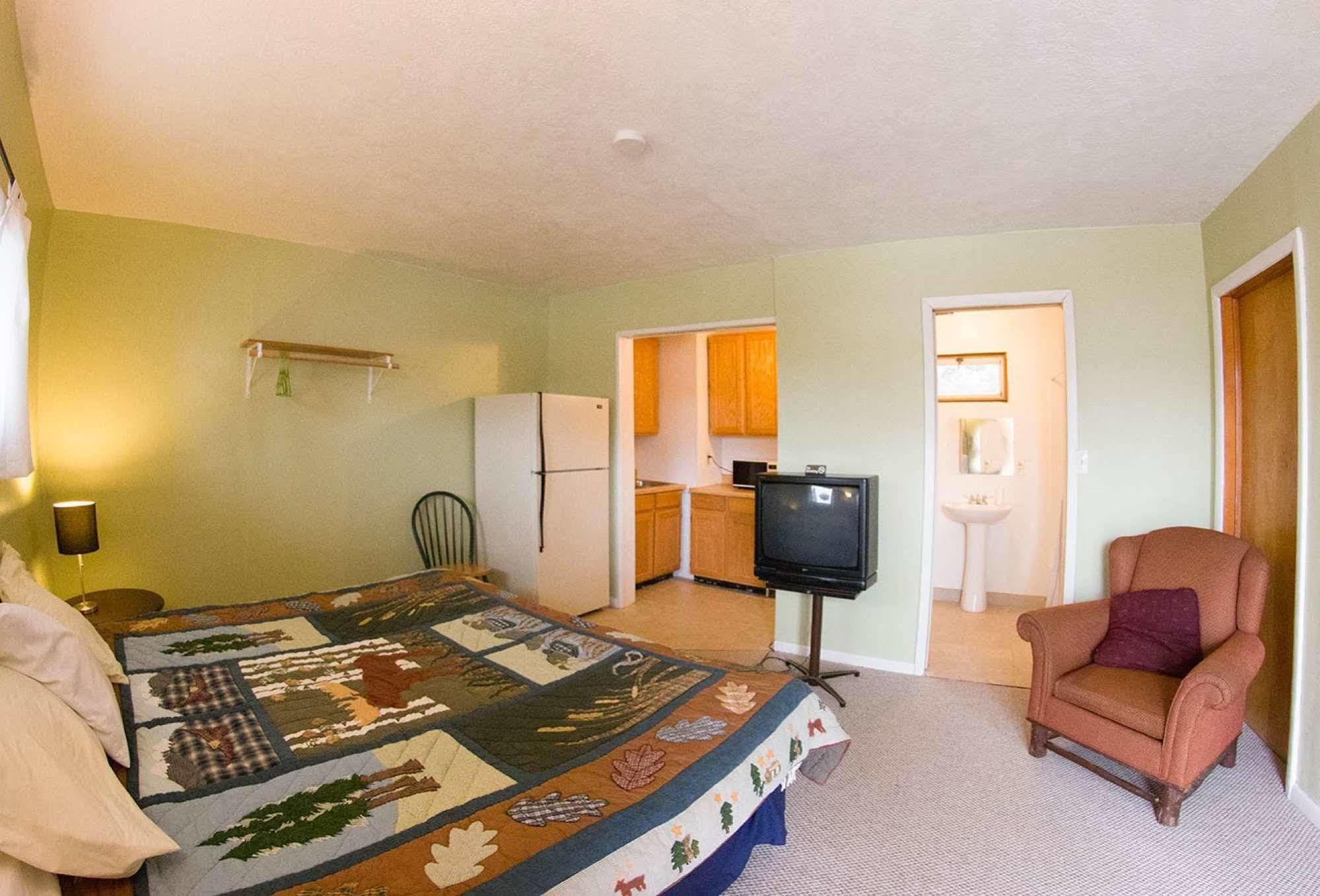 Yellowstone Holiday Motel เวสต์เยลโลว์สโตน ภายนอก รูปภาพ