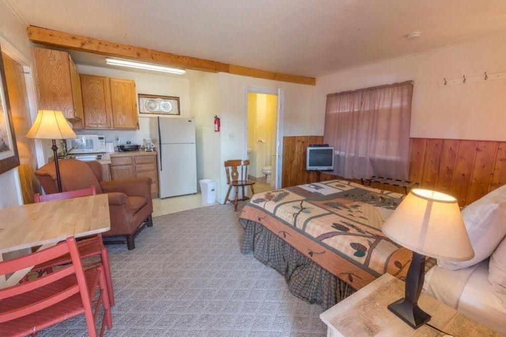 Yellowstone Holiday Motel เวสต์เยลโลว์สโตน ภายนอก รูปภาพ